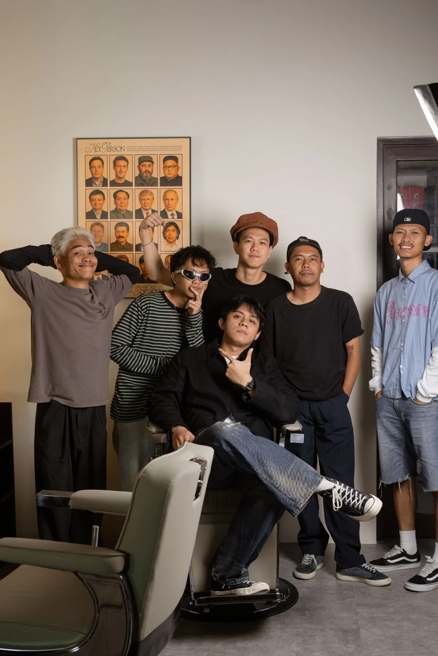 Foto bersama tim dan pelanggan di dalam Key Barber