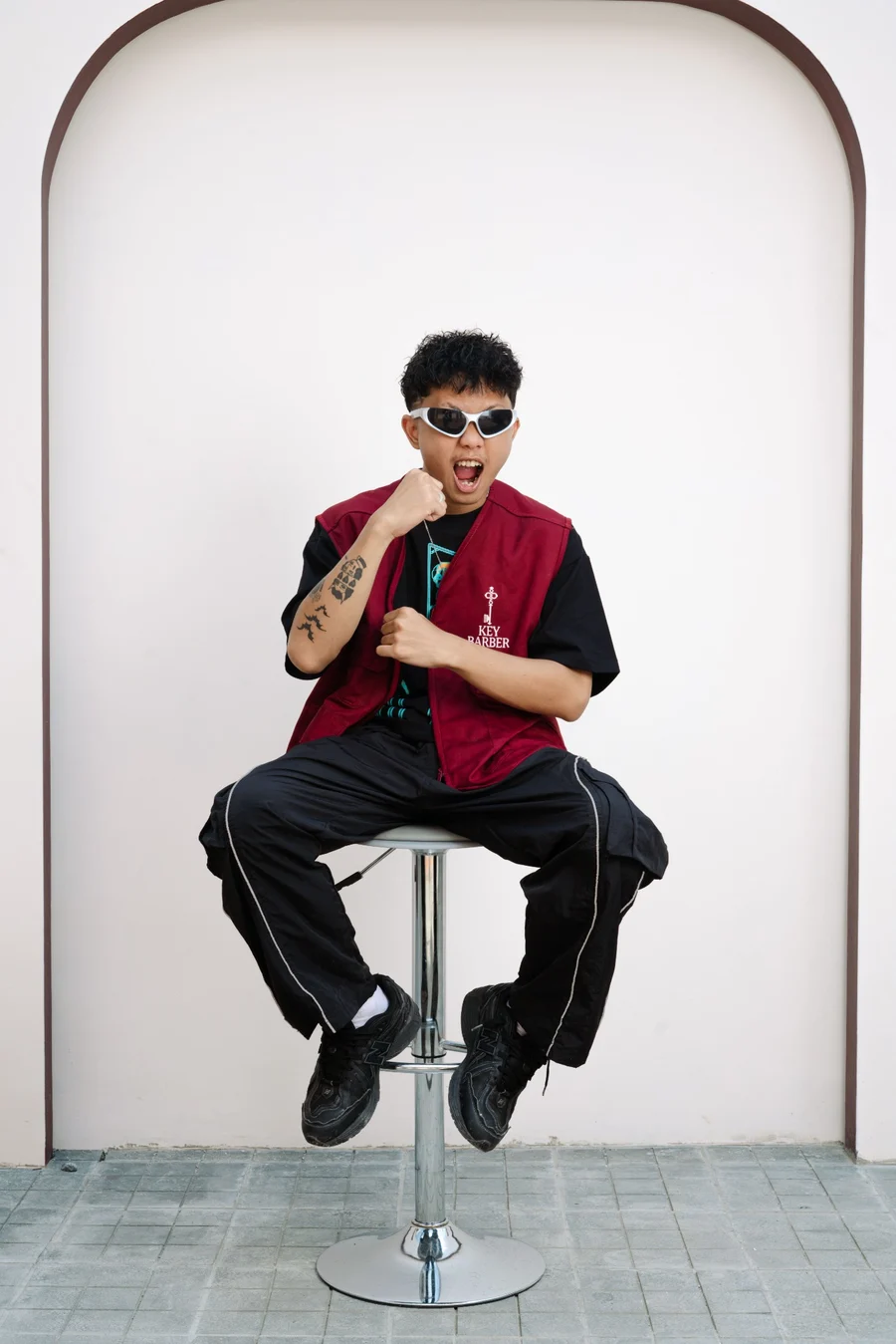 Portrait crew Key Barber dengan vest burgundy