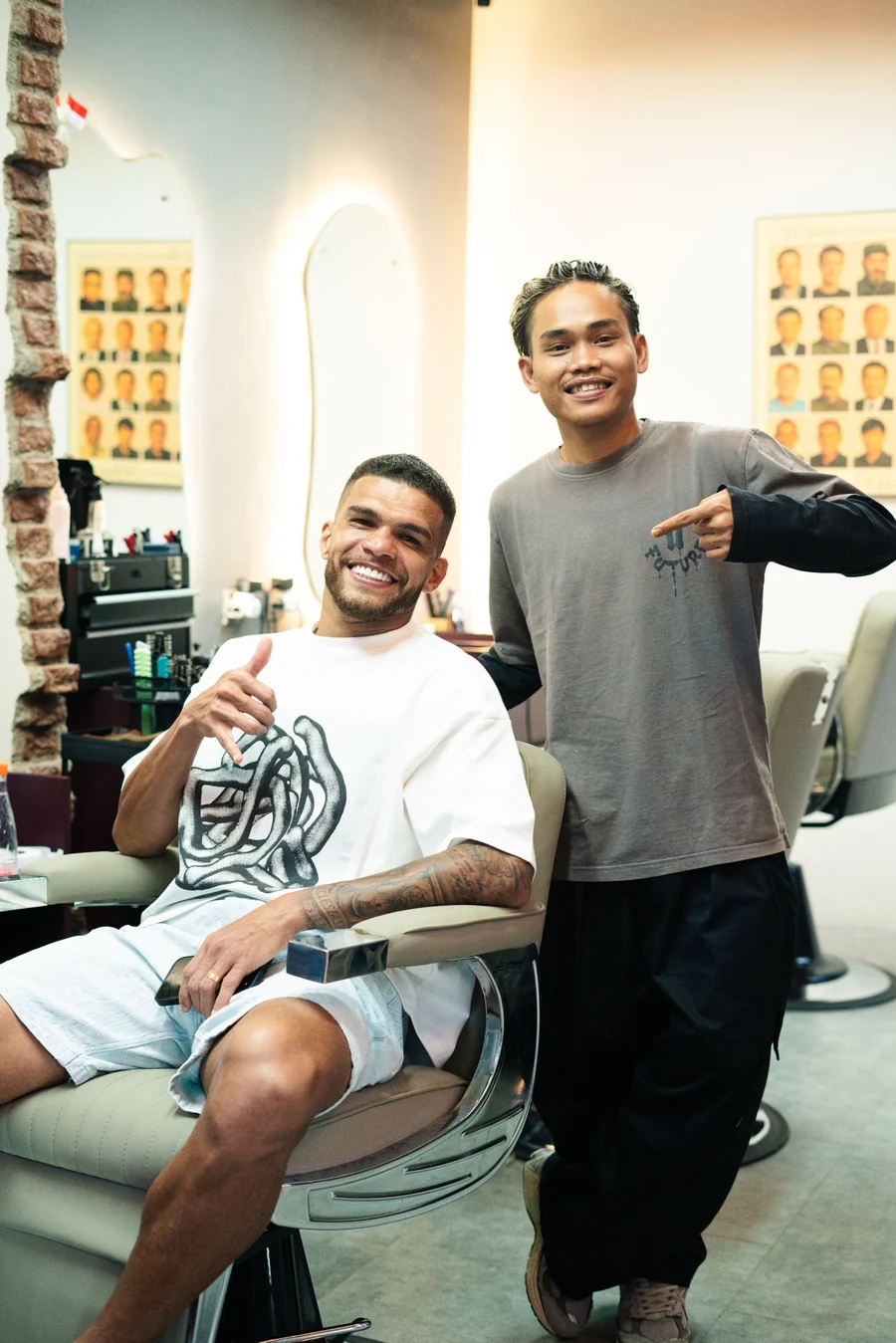 Momen barber bersama pelanggan di Key Barber