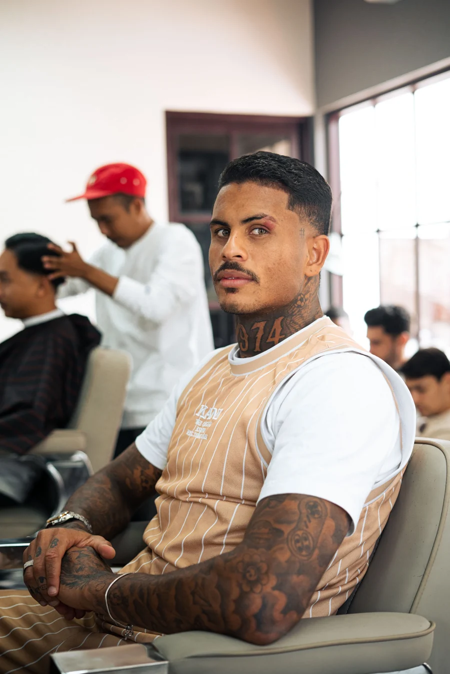 Pelanggan di kursi barber Key Barber
