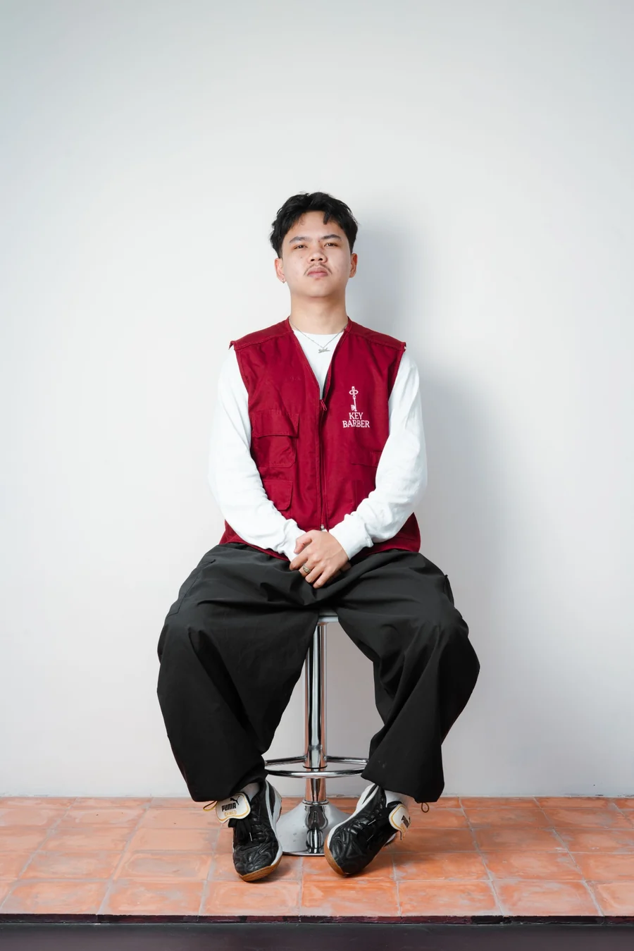 Portrait barber Key Barber mengenakan kemeja putih