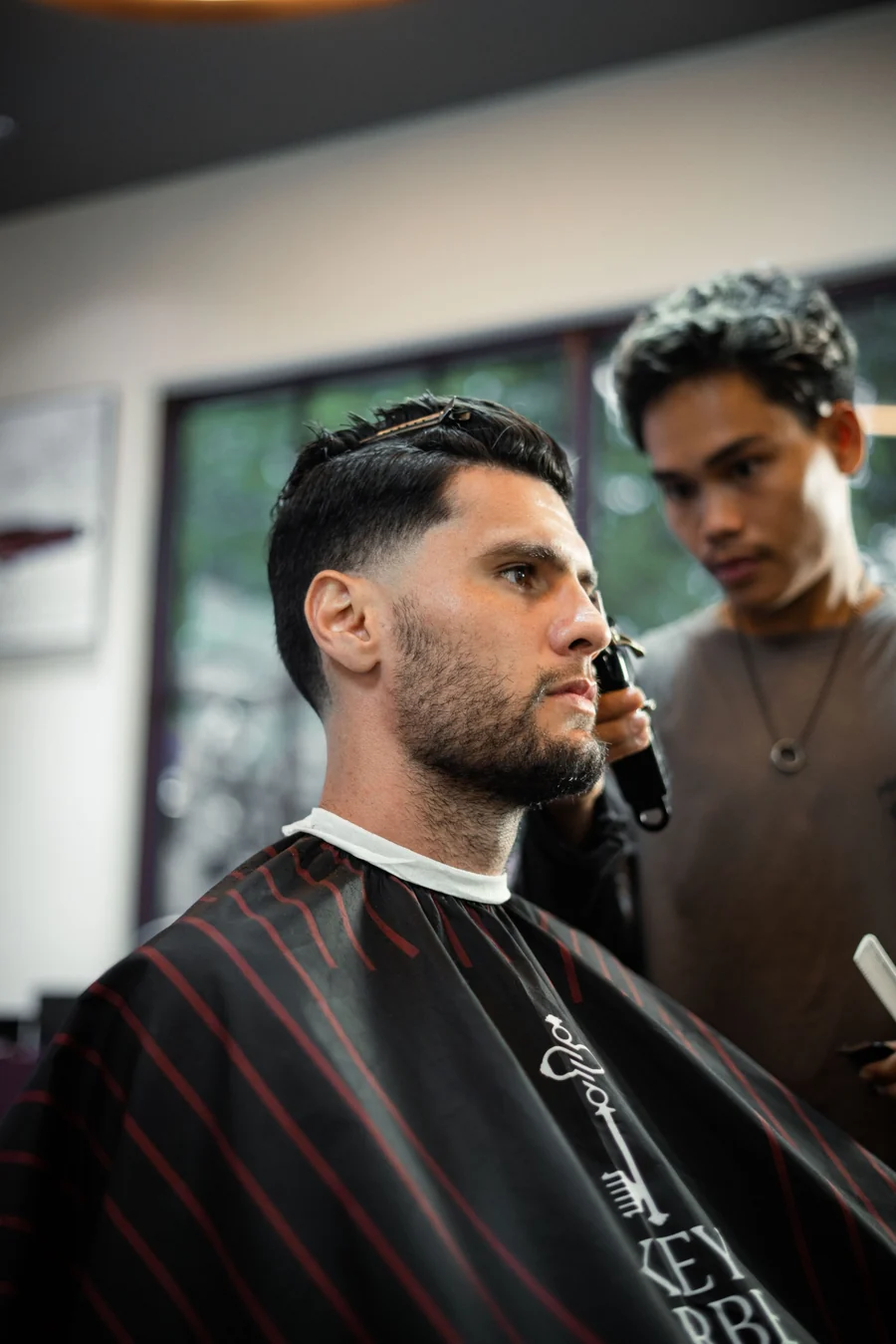 Proses merapikan rambut pelanggan Key Barber