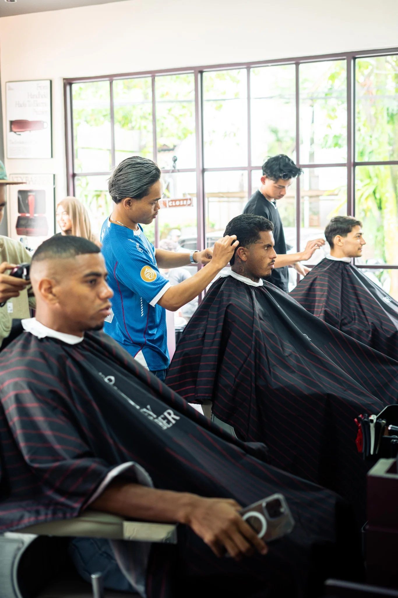 Suasana barber bekerja di dalam Key Barber, Cihapit