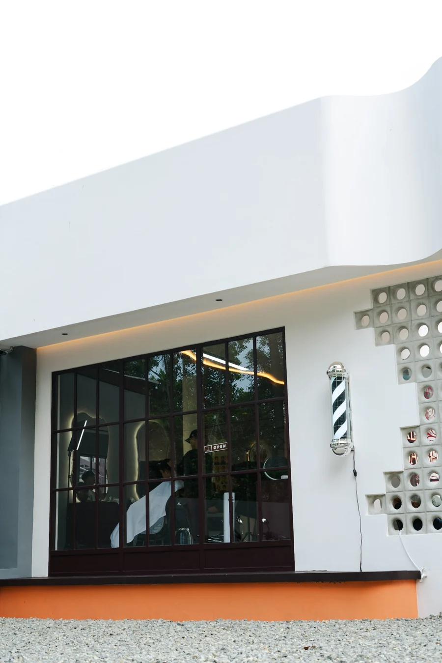 Tampak depan gedung terbaru Key Barber